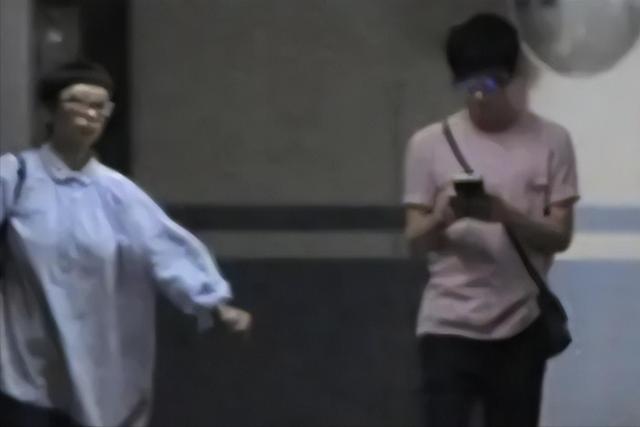 51岁主持人何炅：无妻无女	、与保姆相伴，如今终于与自己和解