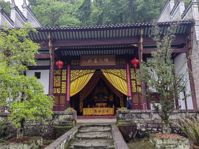我们在井冈山参观了几个著名的革命遗迹