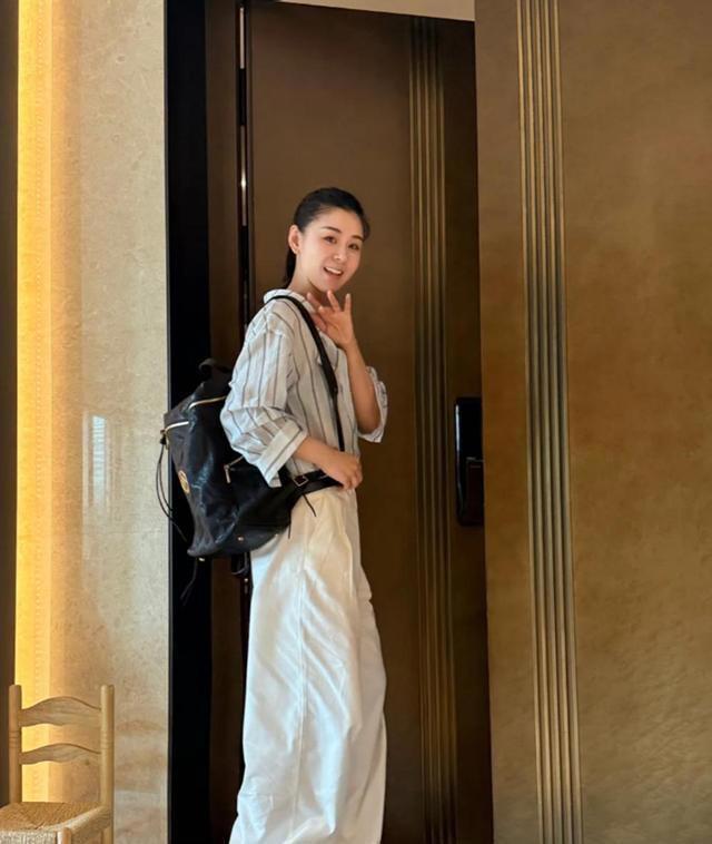 40岁李小萌北京逛街，开五六百万劳斯莱斯，王雷大连富二代不差钱