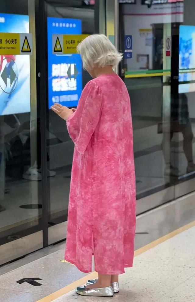 又被北京“地铁奶奶”惊艳到！白发不染，不穿老年装，美得太高级