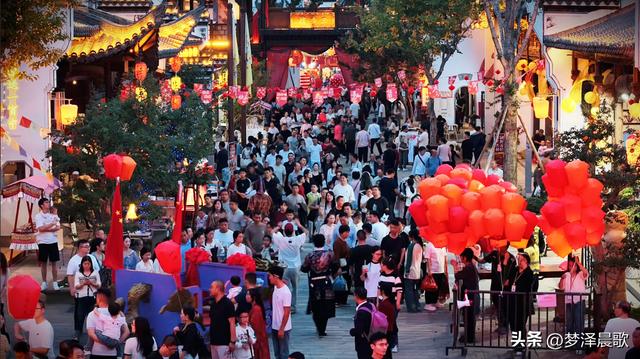 湖北：祥云湾庆典燃爆文旅圈 三喜临门夜 千人天灯点亮浪漫星河‌