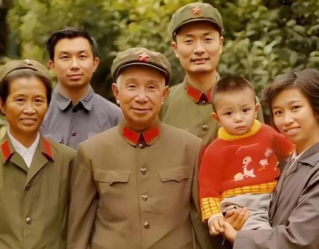 75年陈毅小儿子与粟裕女儿的一张合影，两人门当户对，十分般配
