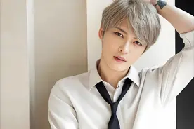 他长得巨帅，被公司封杀15年，38岁复出依旧顶颜，还成了亿万富豪图片