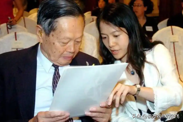 杨振宁走后1个月, 翁帆搬离别墅, 带走34箱东西, 那是她全部的财产