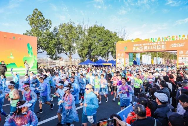 此心安处是黄山｜一位跑者的35场马拉松后，在徽州找到精神归乡 | 皖美冬日 | 第十五届安徽国际文化旅游节