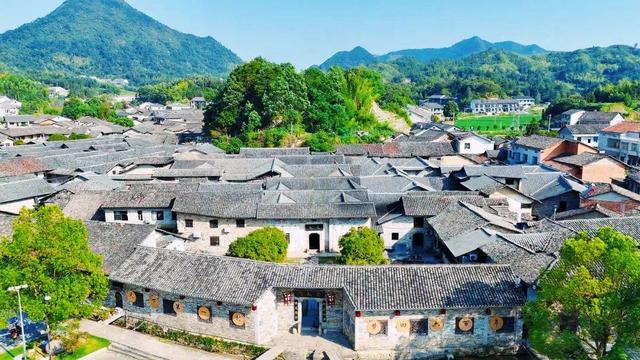 湖南一座600年历史的“超级豪宅”，1700多间明清古建无缝相连