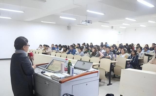 她不仅洗白侵华日军，还称国人为东亚病夫，被开除党籍后现状如何