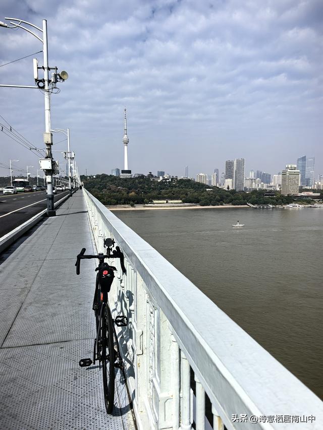 环长江(内环)骑行观光的路线与趣味:一江秋光连天际，满城烟火…