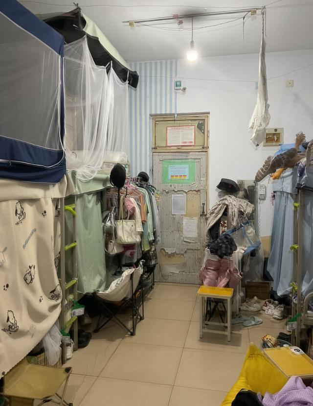 和老公住在工地宿舍!一个屋子里5对夫妻，大家互相做事都很自觉