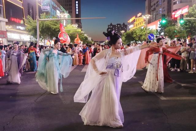 歌游内蒙古丨“贝广之恋”奇幻花舞游惊艳上演 民族风与时尚潮点亮草原之夏