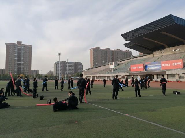 干保安面对别人不尊重，愤怒是下策，高手这样做，让他敬佩又害怕