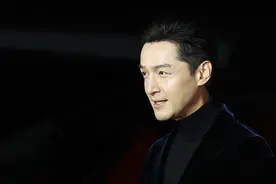 胡歌有新职，和他搭戏的靳东已是……图片