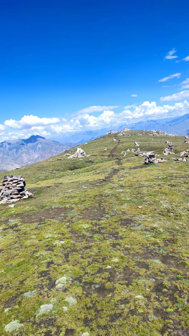 爬拉萨哲蚌寺后山，从海拔3600米到山顶5300米，上下20公里