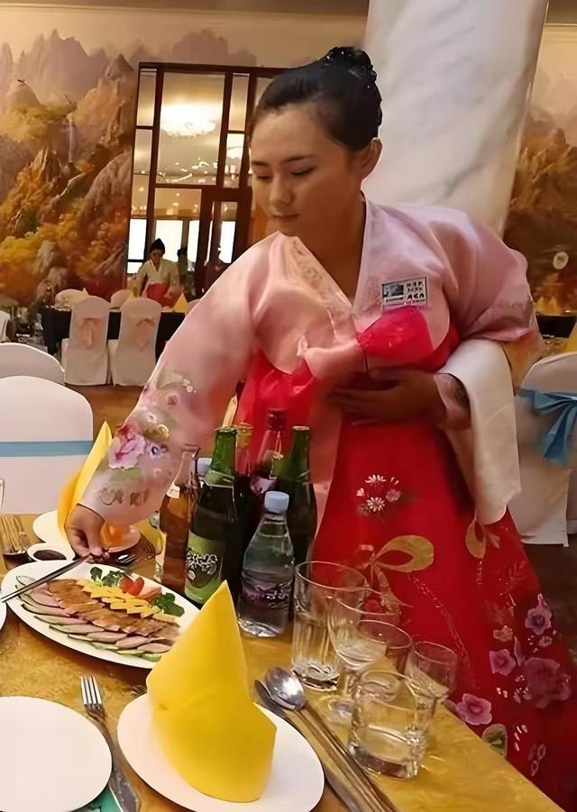 朝鲜国宴上都有啥菜：七彩鳟鱼芥末炖、蟹肉炒松茸，吃完还有好礼