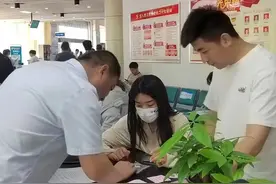 “520”“521”结婚登记预约火爆，安徽阜阳网上预约领证已达640对，线下预约60对图片