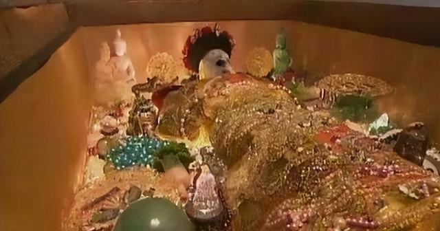 1928年，慈禧尸体被孙殿英的士兵侮辱后，尸体上为何长满白毛？