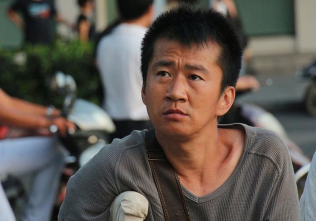 知名演员无戏可拍，回老家摆摊卖炒面	，娶小18岁娇妻矛盾不断