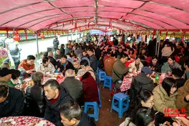 闽侯六锦村：百米长桌宴宾朋 竹竿舞动畲韵扬图片