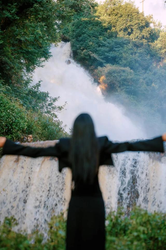 红河弥勒有个绝美瀑布营地，水流很壮观，旁边就是寺庙