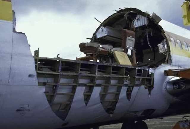 1988年,一架飞机在7500米高空时突然裂开,空姐被大风吹走后来如何