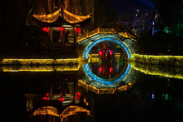 桥影渡星河，古墙浸夜色