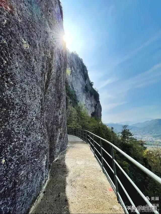 藏于浙江5A景区内有一处“十里铁甲龙”，洞穴众多形态奇特