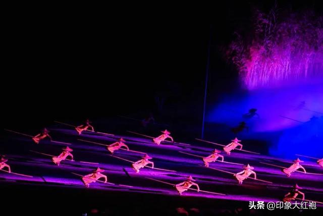火力全开！印象大红袍上演一夜四场，雨打不散的热爱！