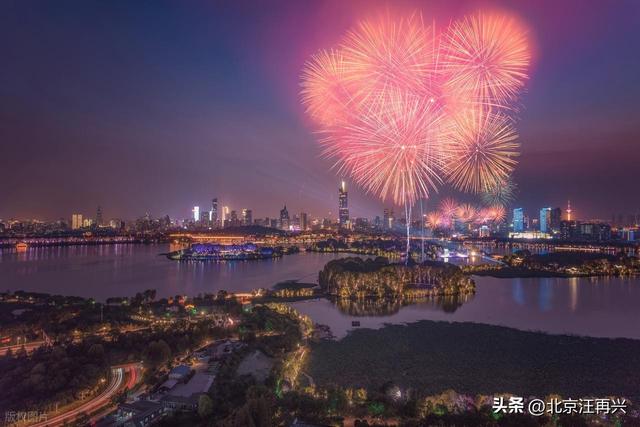 仰望苍穹，看神舟、天宫、北斗、嫦娥……祖国，只有祖国