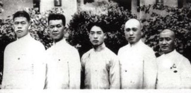 他带八个团加入八路军，1955年仅授大校，去世后百位将军为他送行