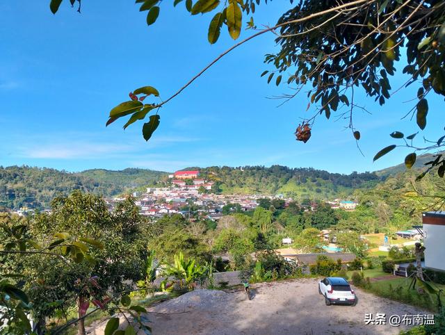 “走几步路就必须摇扇的地方”，靠茶泡出和谐之地