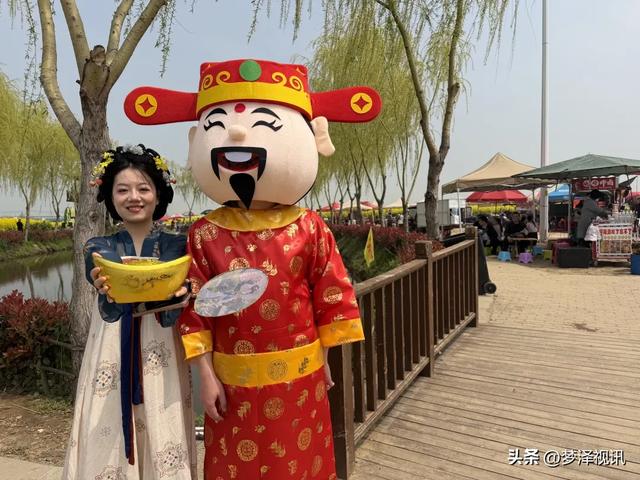 云梦县胡金店镇:花海遇国风 财神送好运