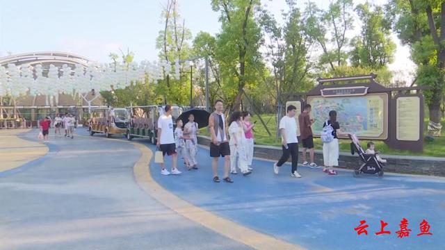 恋江湖·嘉鱼不夜城景区持续火爆 游人如织彰显文旅魅力
