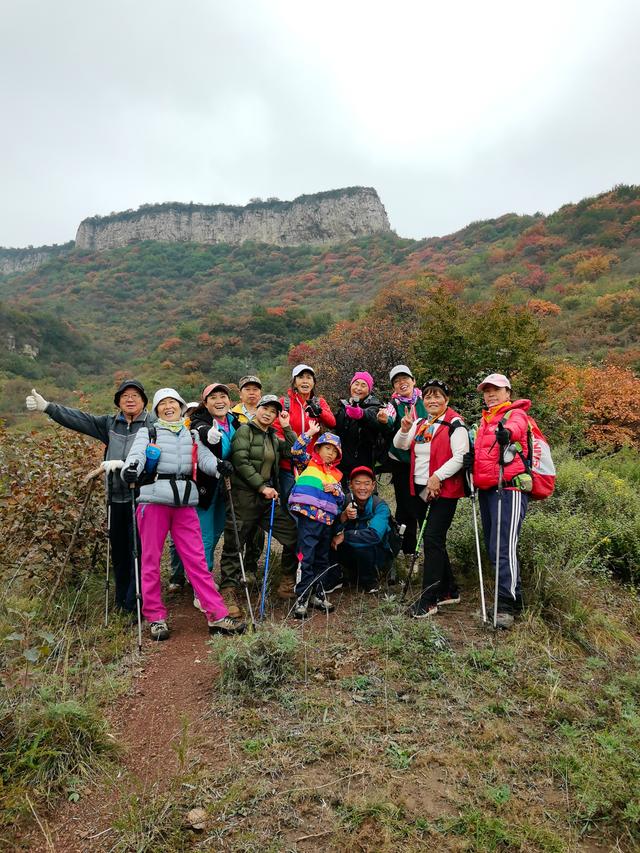 雾锁风挡山，红叶引客来