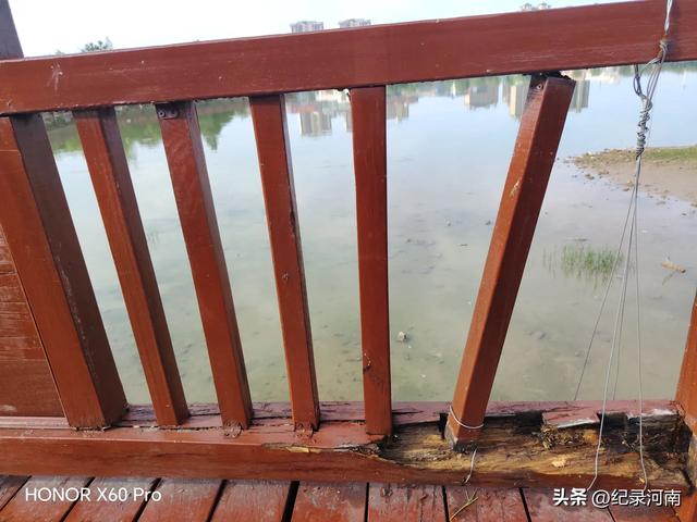 全国文明城市柘城县国家湿地公园榕湖斥巨资升级的人行栈道现状