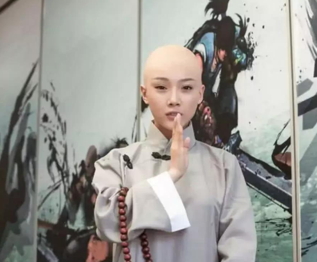 揭秘尼姑庵真相：表面佛门实则妓院，穿黑丝戴假发，香客人来人往
