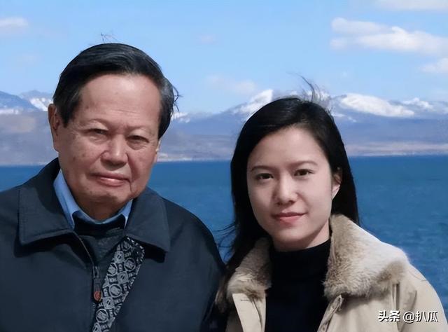 杨振宁葬礼刚结束，恶心的一幕就出现了！遗体盖国旗都被人质疑