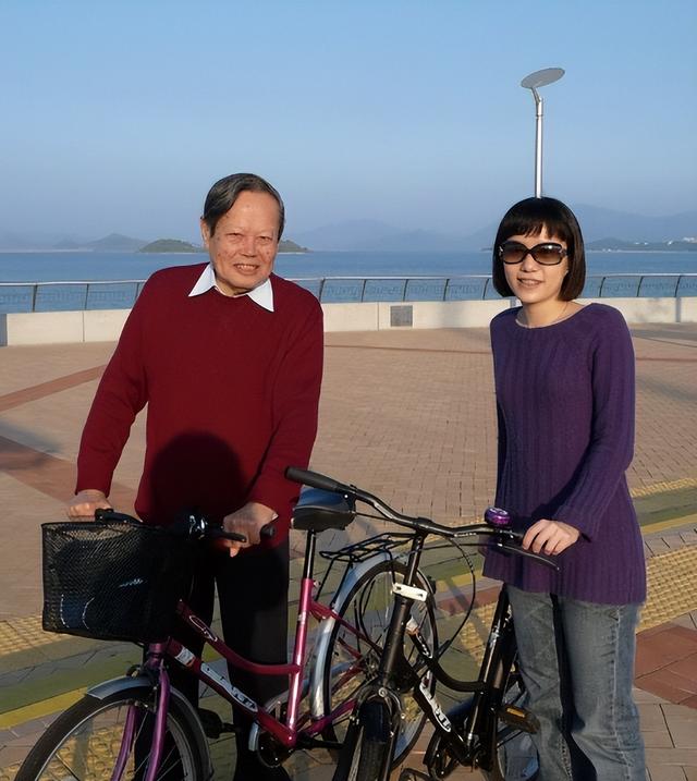 杨振宁刚去世，翁帆终于发声，字字催泪，清华大学吊唁堂细节感人