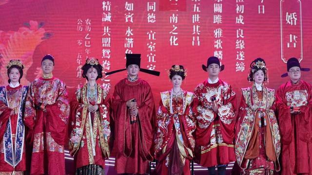 七夕昭化，浪漫超标！千人灯海如星河，十对新人签婚书