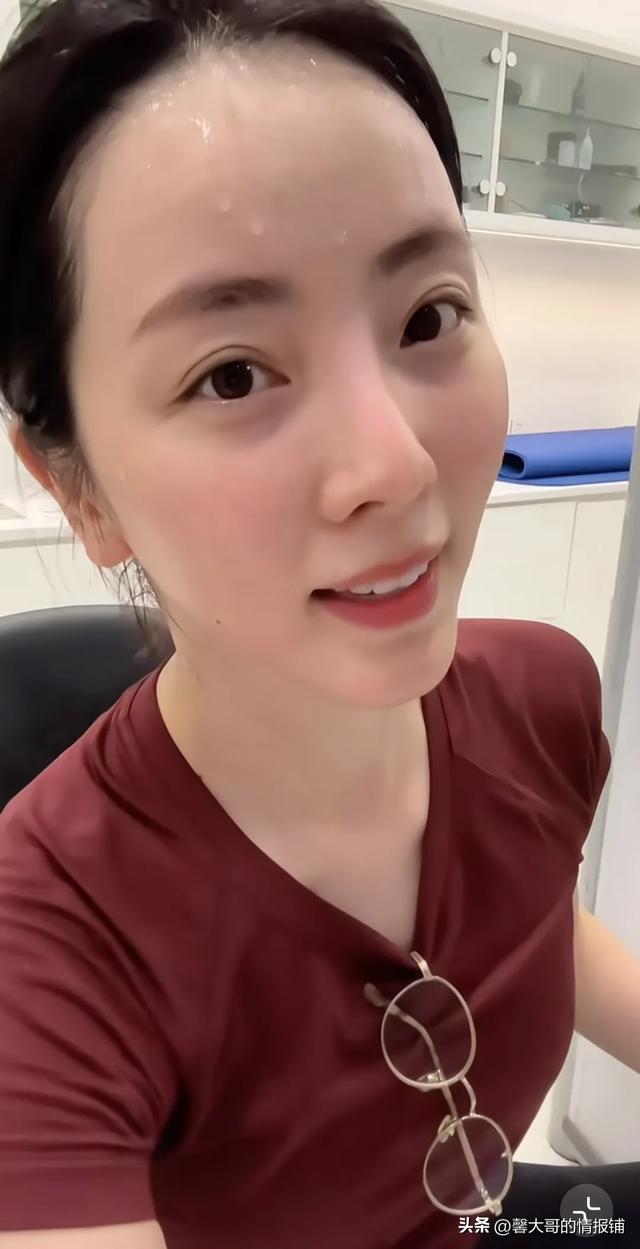 李思思晒健身日常，大汗淋漓，俩儿子在泳池游泳，疑似豪宅曝光