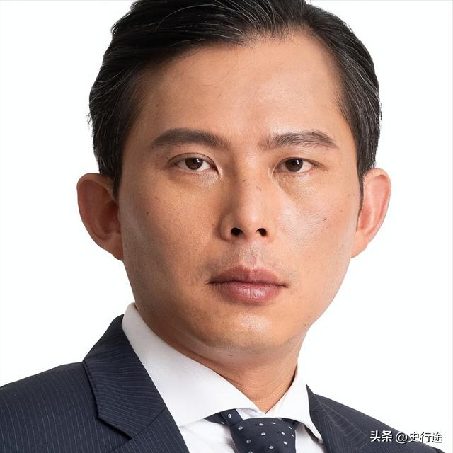 在中日关系敏感时期，他竟然率团赴日访问，为了刷存在感毫无底线