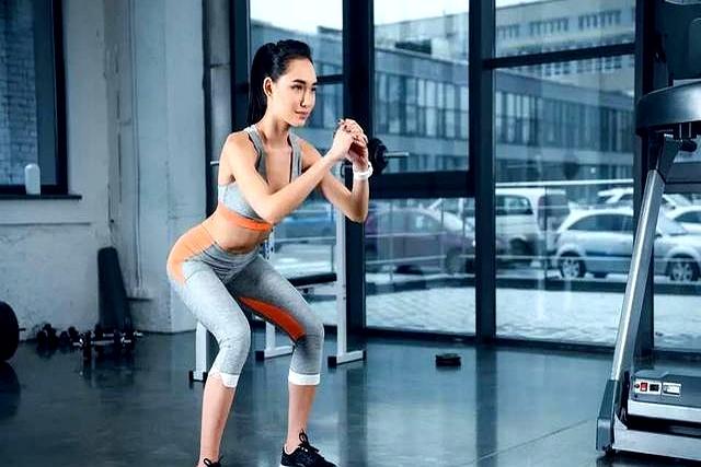 都50岁了还能深蹲吗？把动作做对，好处意想不到！