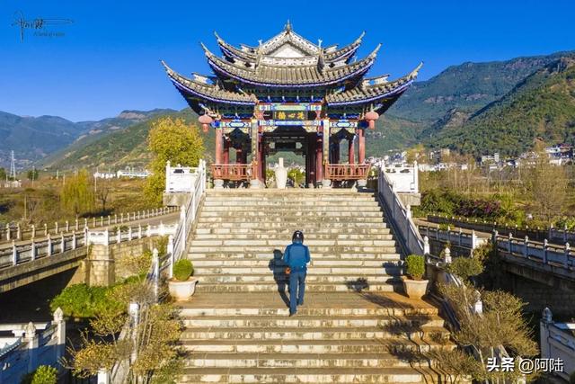 借明代古桥“洗心”悟禅，悄然感受大理鸡足山的名不虚传