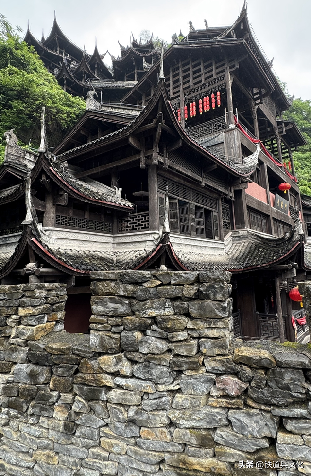 九黎石寨烟雨行 作者：铁道兵二师六团学生三连 吉农