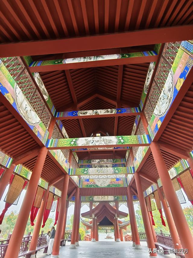 在“天仙配”传说的故事发生地孝感，建有一座“凤凰天仙城”