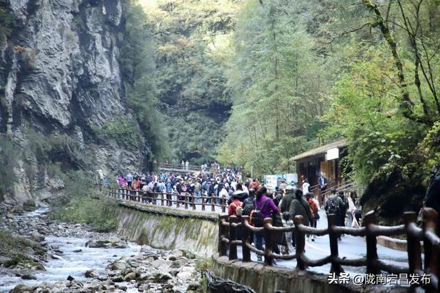 国庆假期第二天，官鹅沟迎来旅游高峰