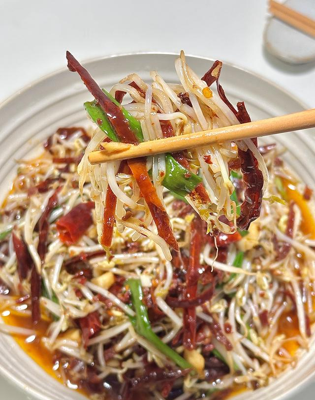 酸辣豆芽最过瘾做法！脆爽开胃，10分钟搞定家常下饭菜