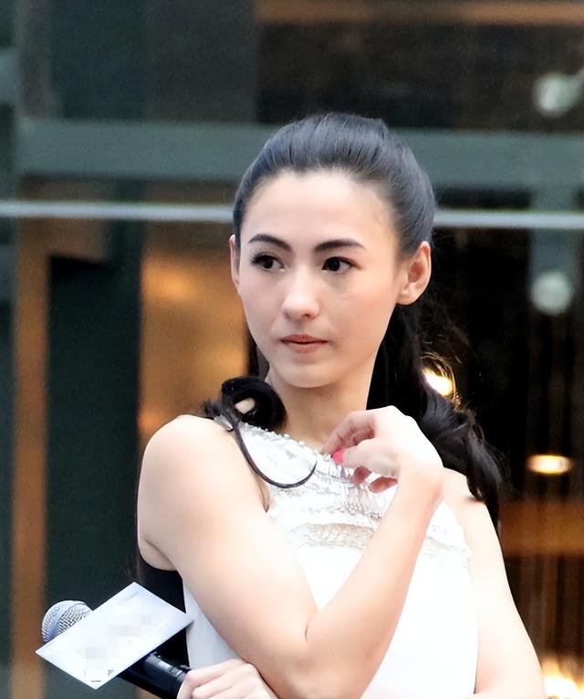 谢霆锋也没想到，张柏芝会因阅兵当天的一特殊举动，实现口碑暴增