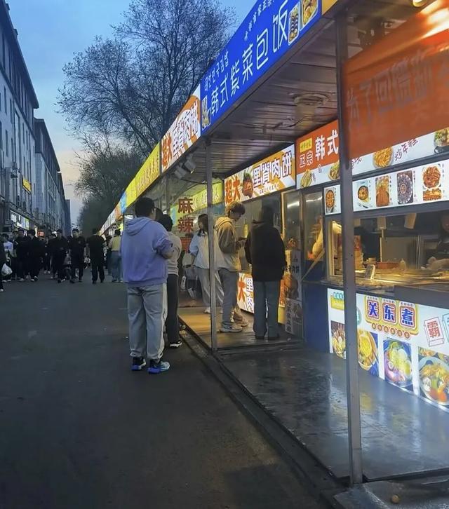 哪哪都是镜头！呼和浩特这里天一黑就爆满！