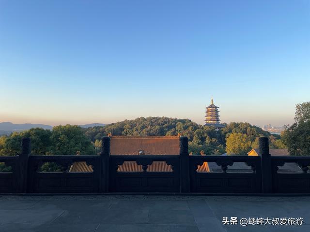 秋日来趟杭州“低调古刹”吧，门票10元，祈福撞钟喂宠一条龙！