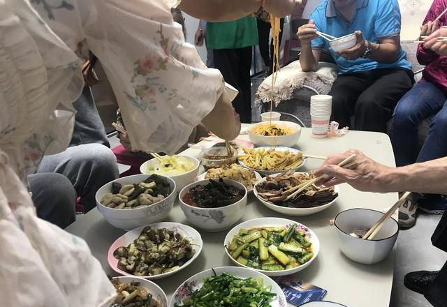 喝茶、酗酒和抽烟是父亲生命的三部曲，却是我一辈子深恶痛绝的事